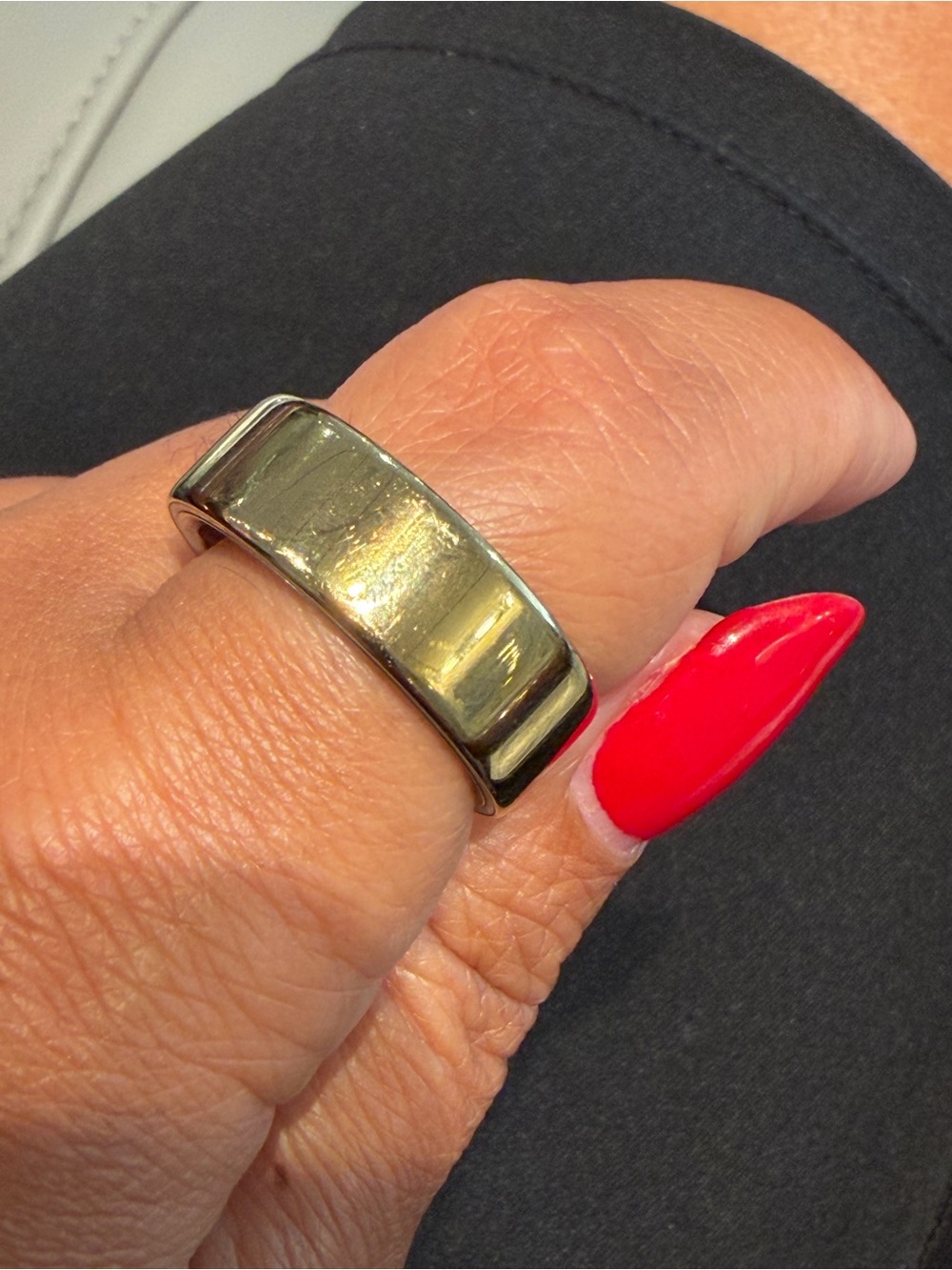 Oura Ring 4 in Gold Finish - excellent condition